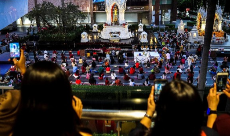 Para Lajang di Thailand Berdoa di Kuil Jelang Valentine
